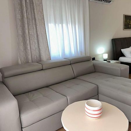 Guest House Pulake 베라트 외부 사진