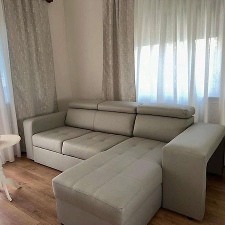 Guest House Pulake 베라트 외부 사진