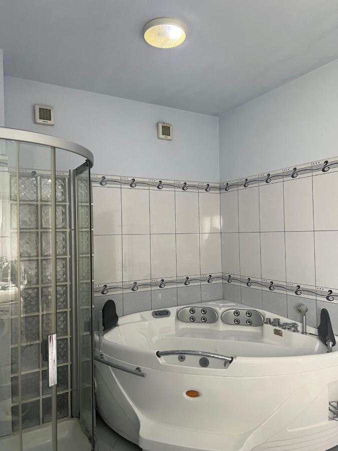 Guest House Pulake 베라트 외부 사진