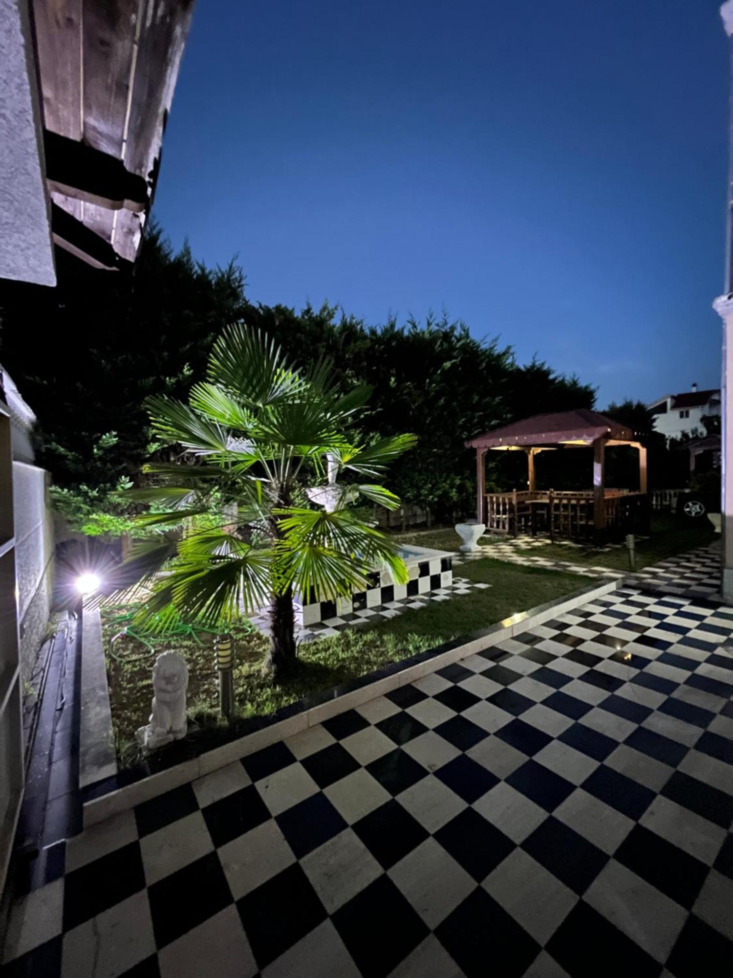 Guest House Pulake 베라트 외부 사진