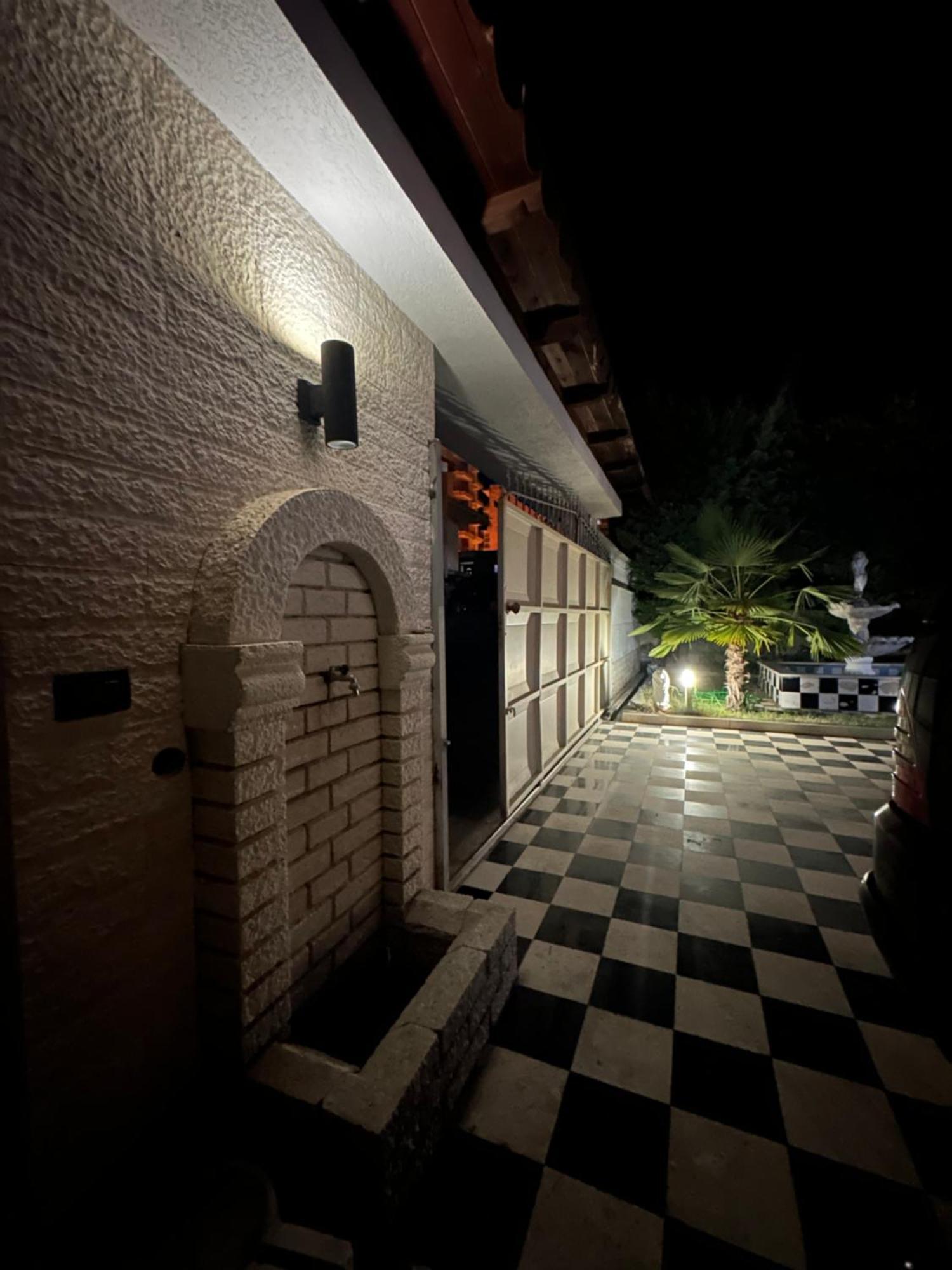 Guest House Pulake 베라트 외부 사진