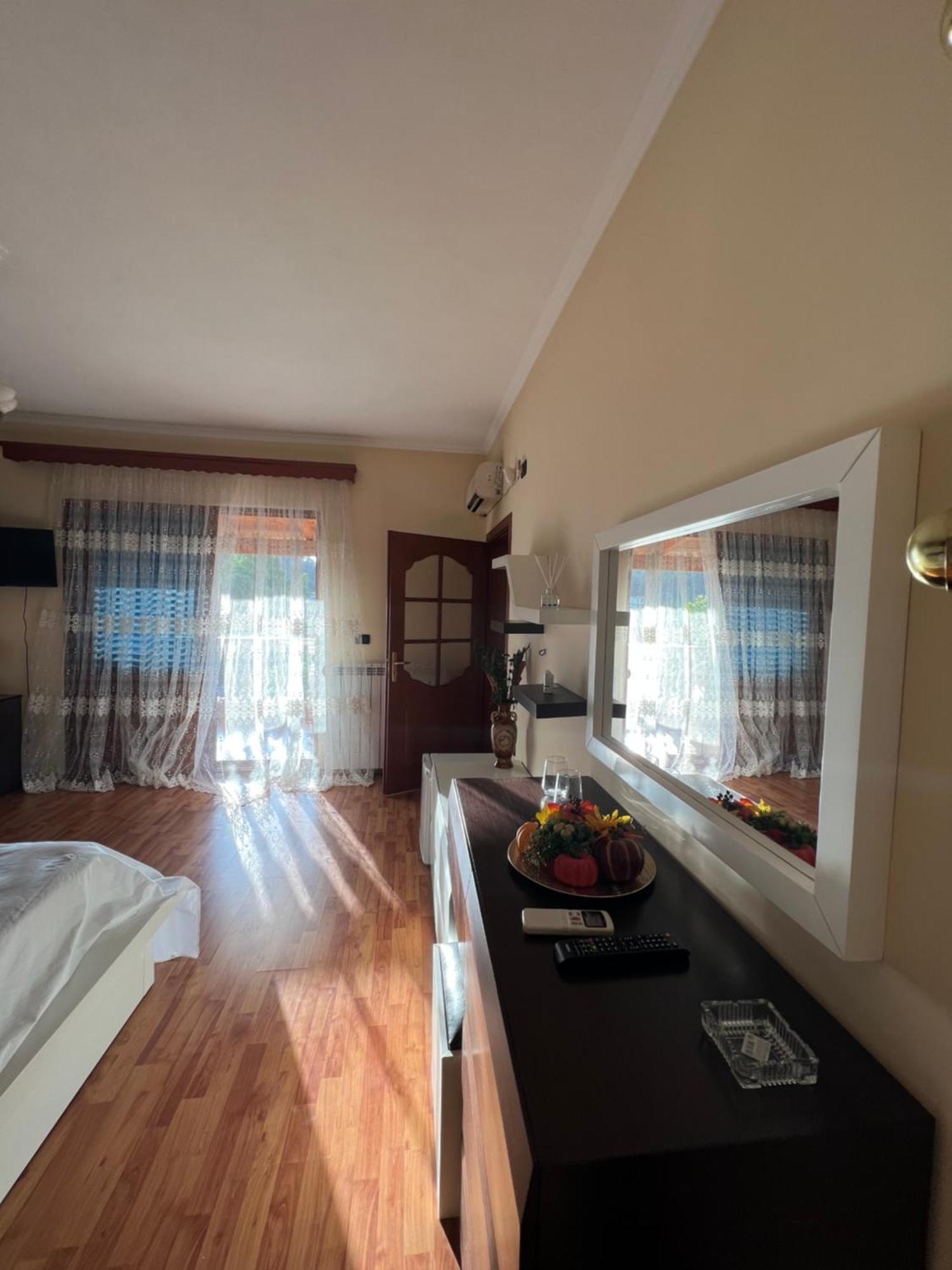 Guest House Pulake 베라트 외부 사진