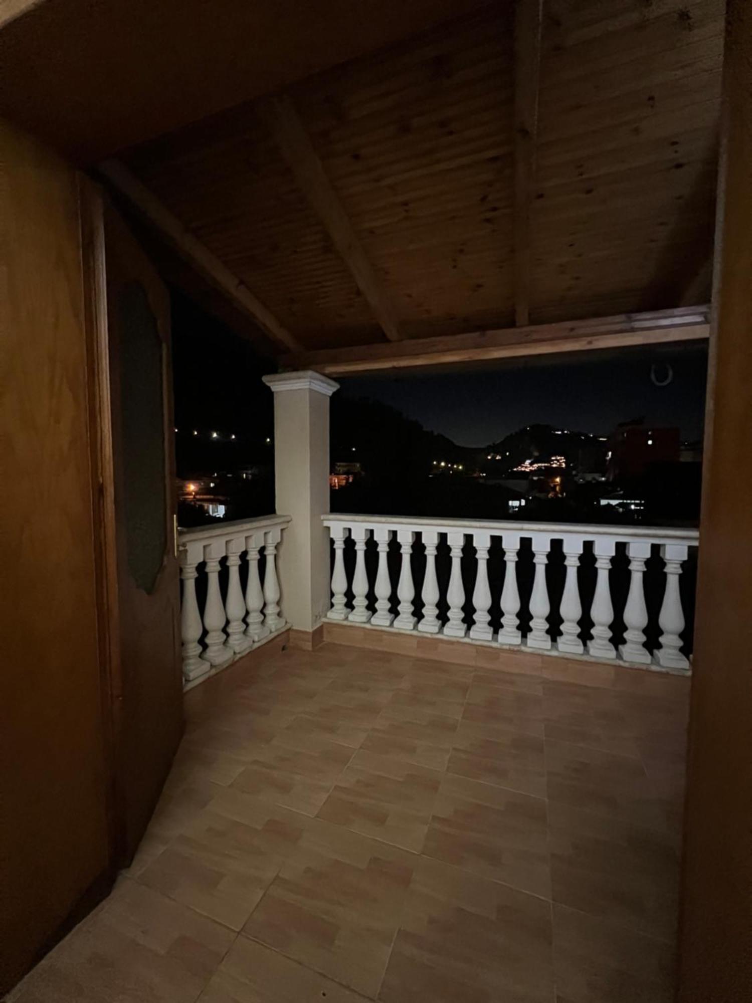 Guest House Pulake 베라트 외부 사진