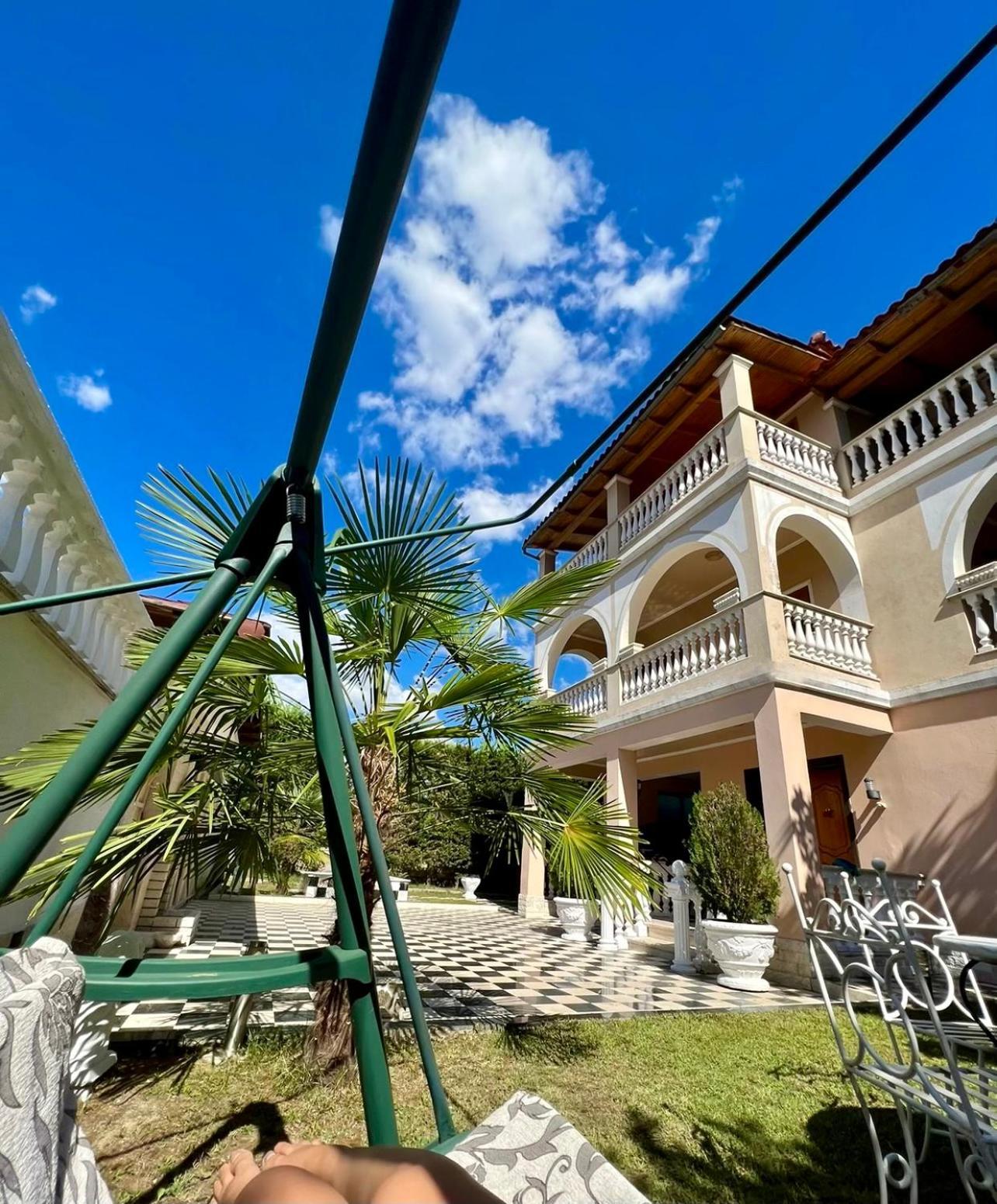 Guest House Pulake 베라트 외부 사진
