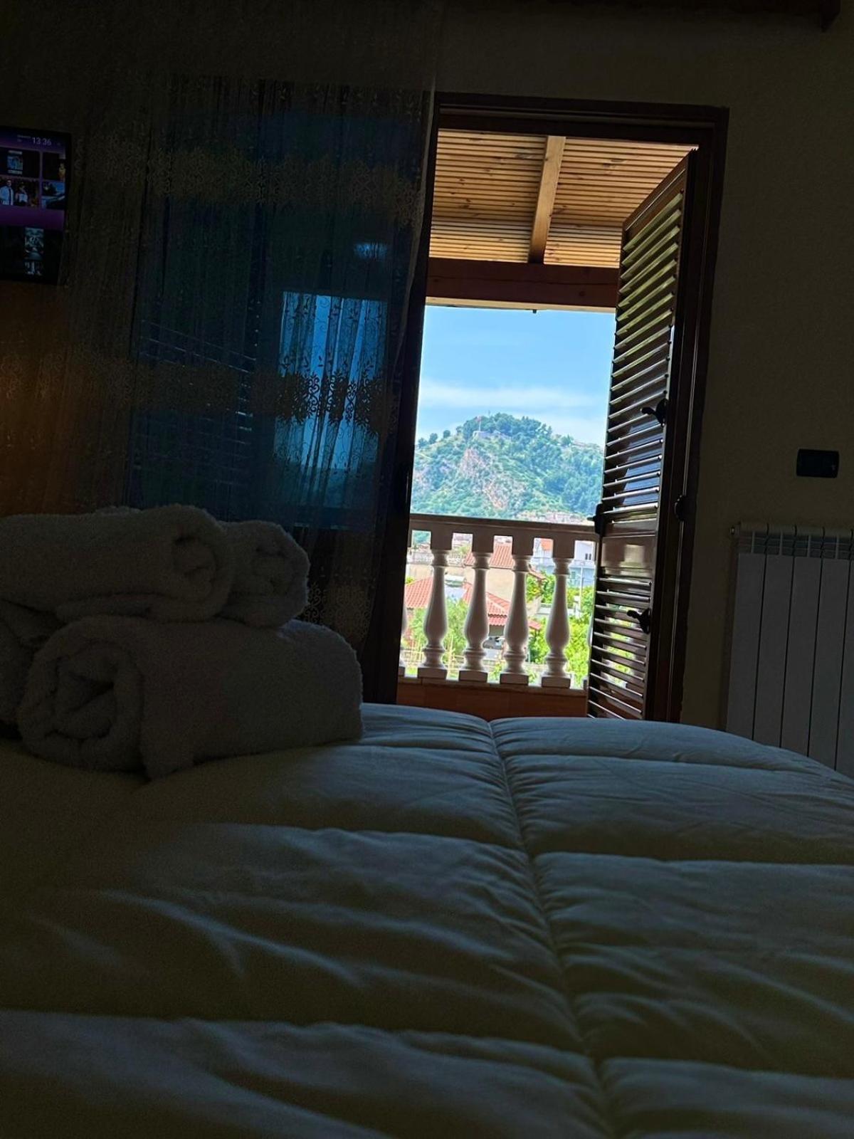 Guest House Pulake 베라트 외부 사진