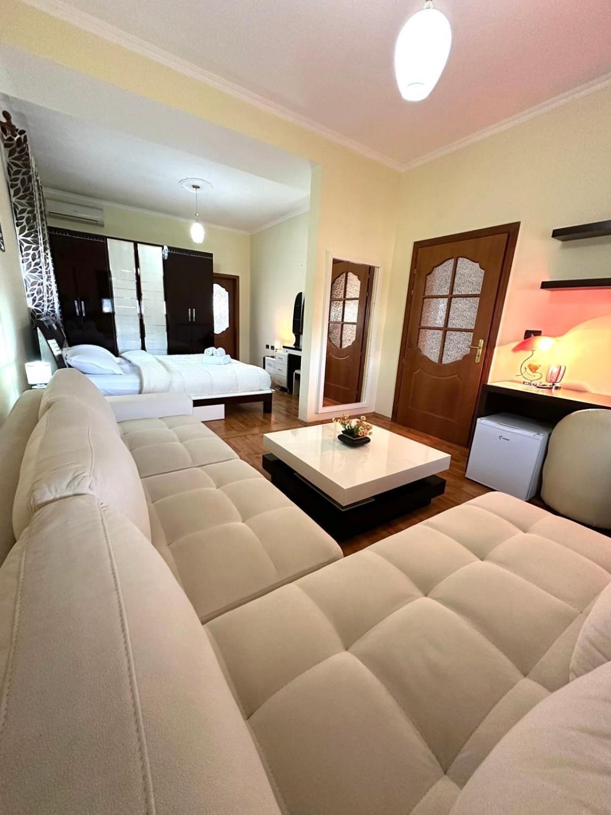 Guest House Pulake 베라트 외부 사진