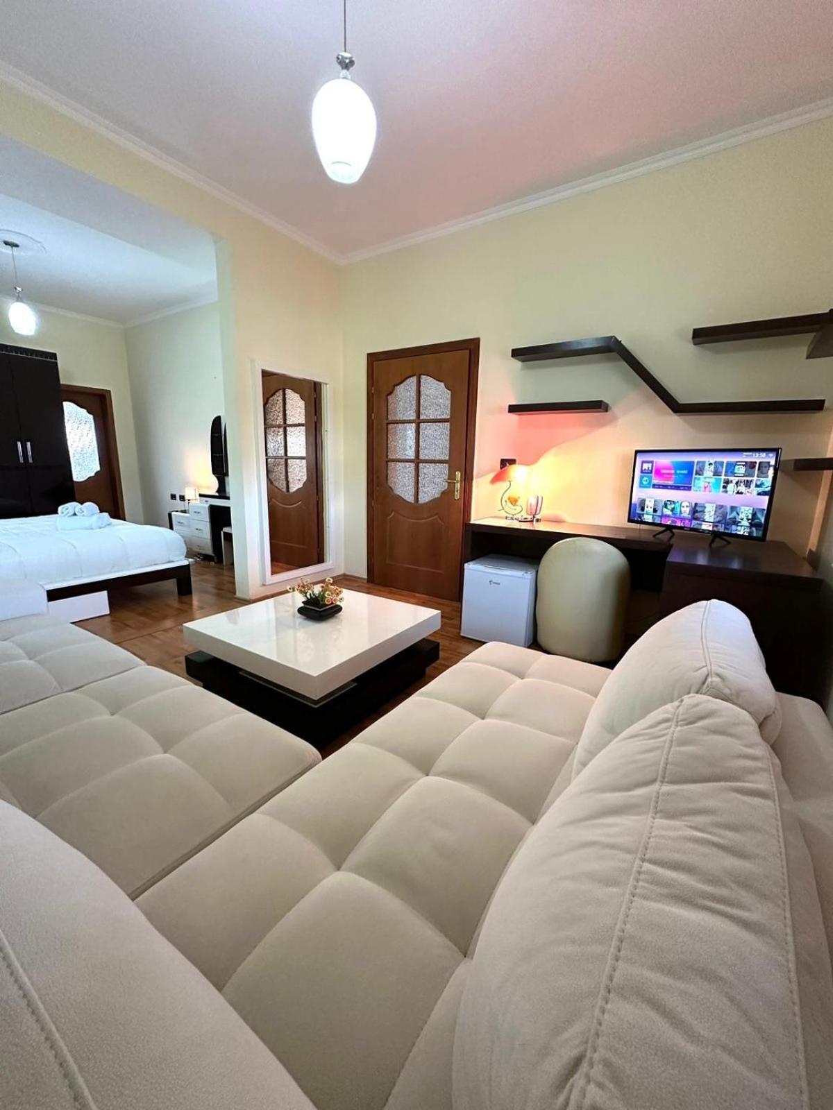 Guest House Pulake 베라트 외부 사진