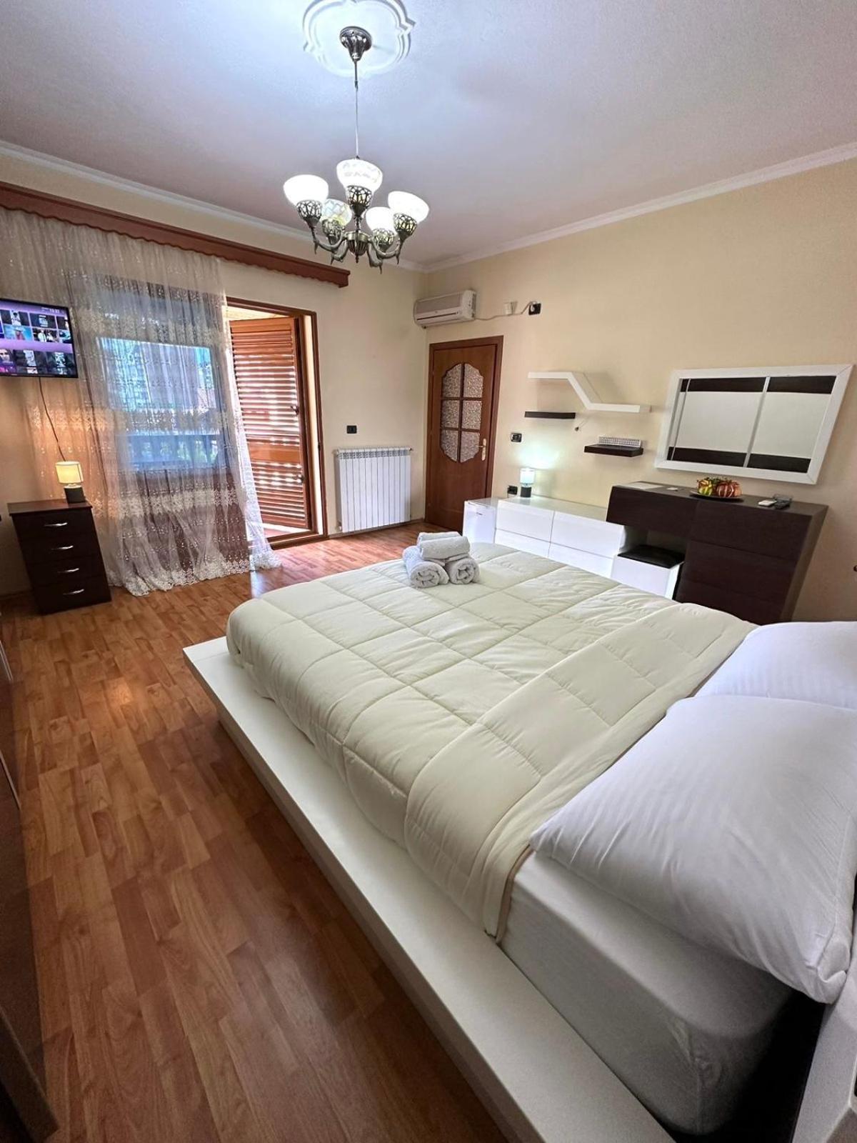 Guest House Pulake 베라트 외부 사진