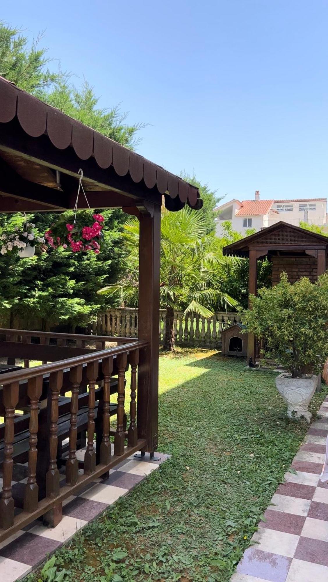 Guest House Pulake 베라트 외부 사진