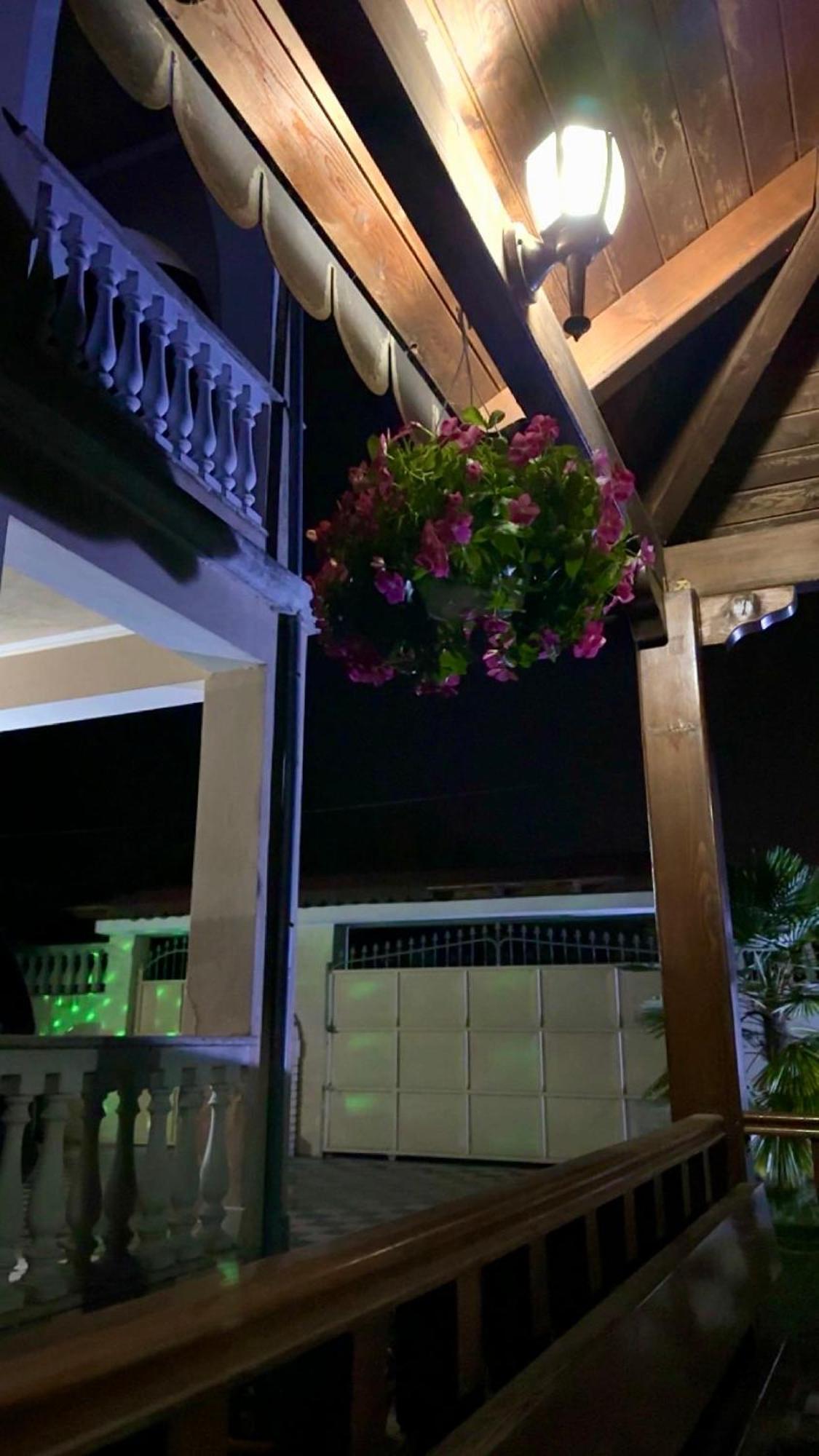 Guest House Pulake 베라트 외부 사진