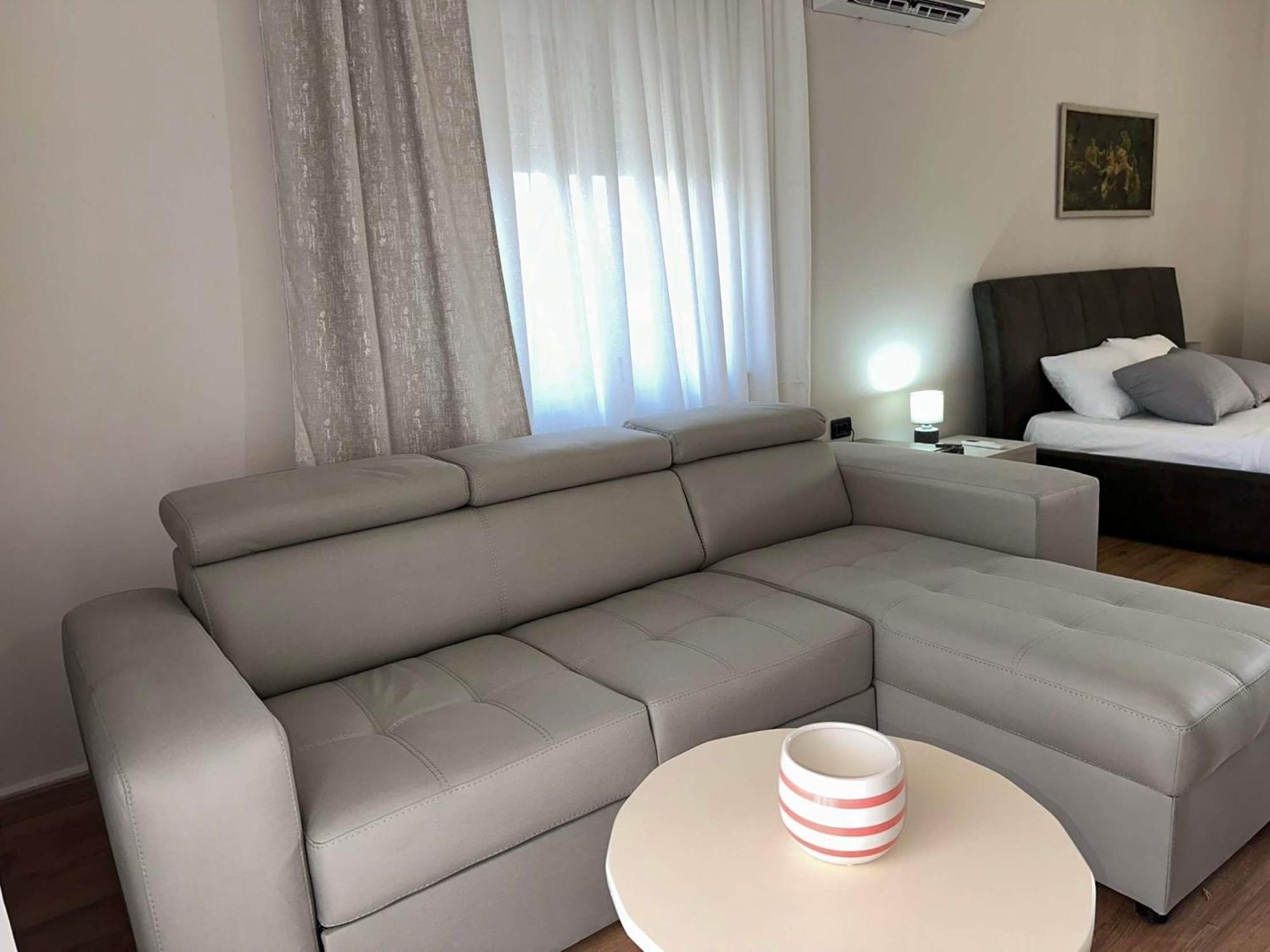 Guest House Pulake 베라트 외부 사진