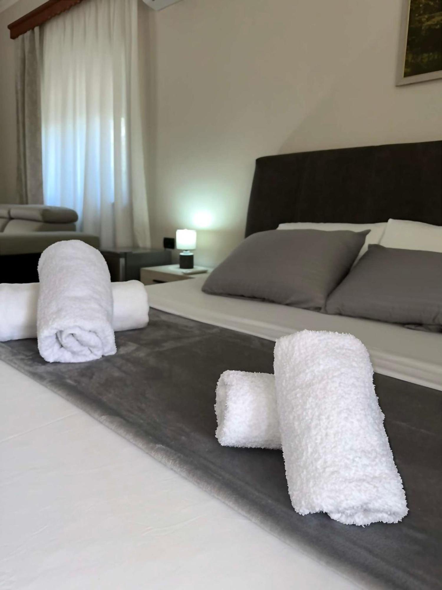 Guest House Pulake 베라트 외부 사진