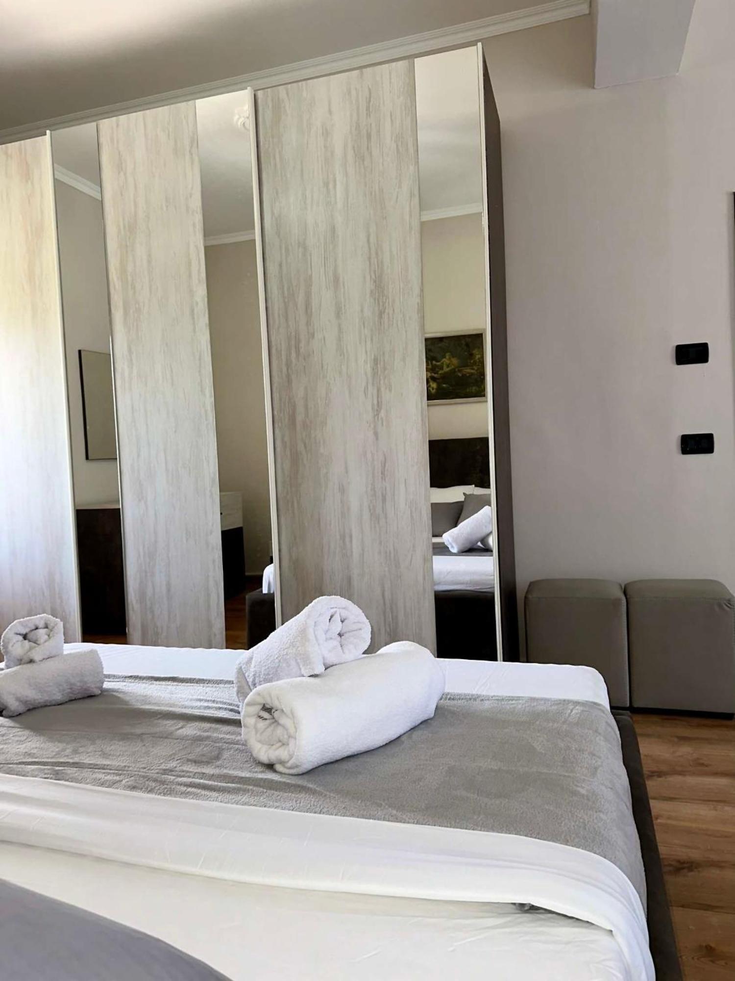 Guest House Pulake 베라트 외부 사진