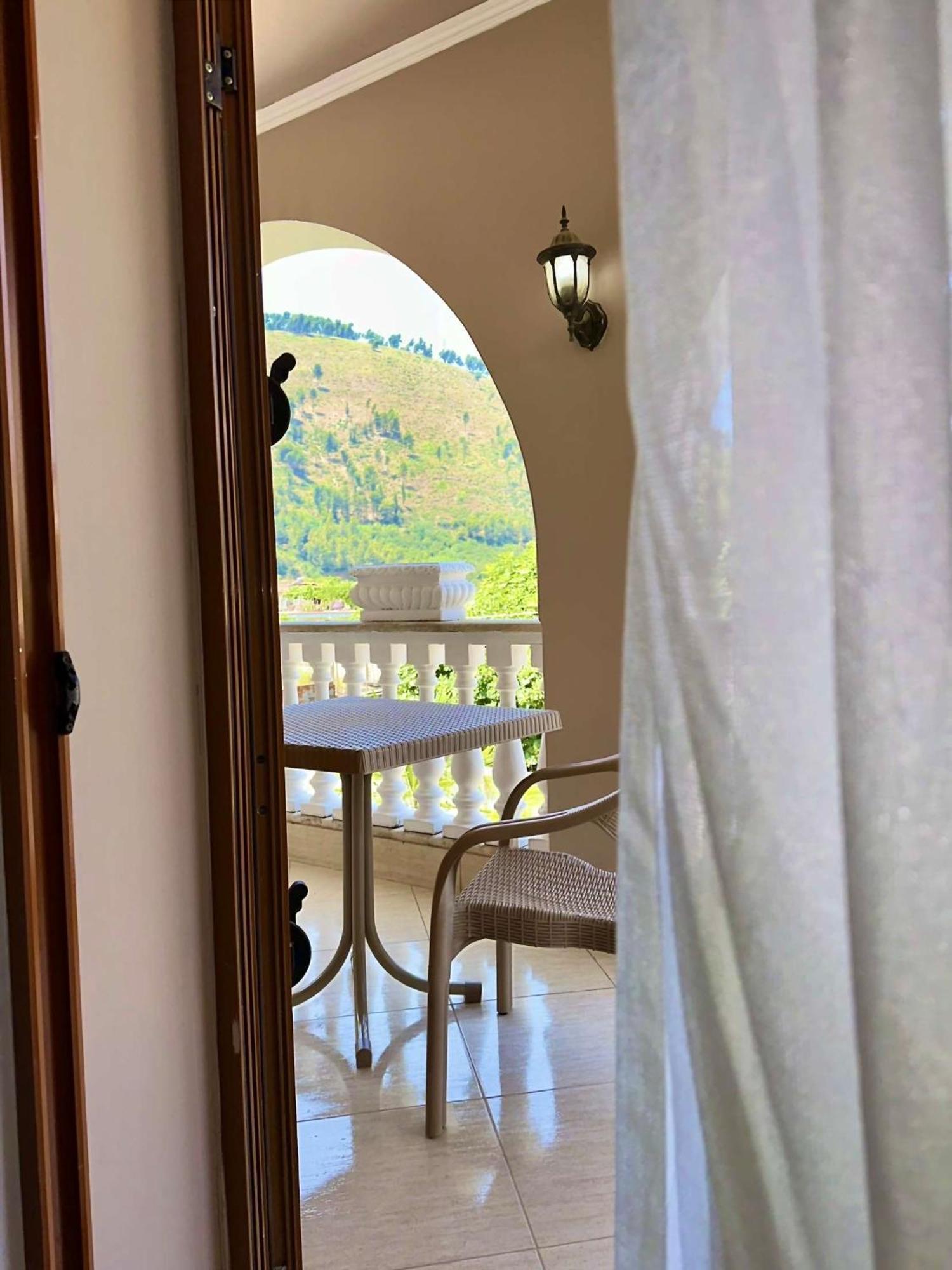 Guest House Pulake 베라트 외부 사진