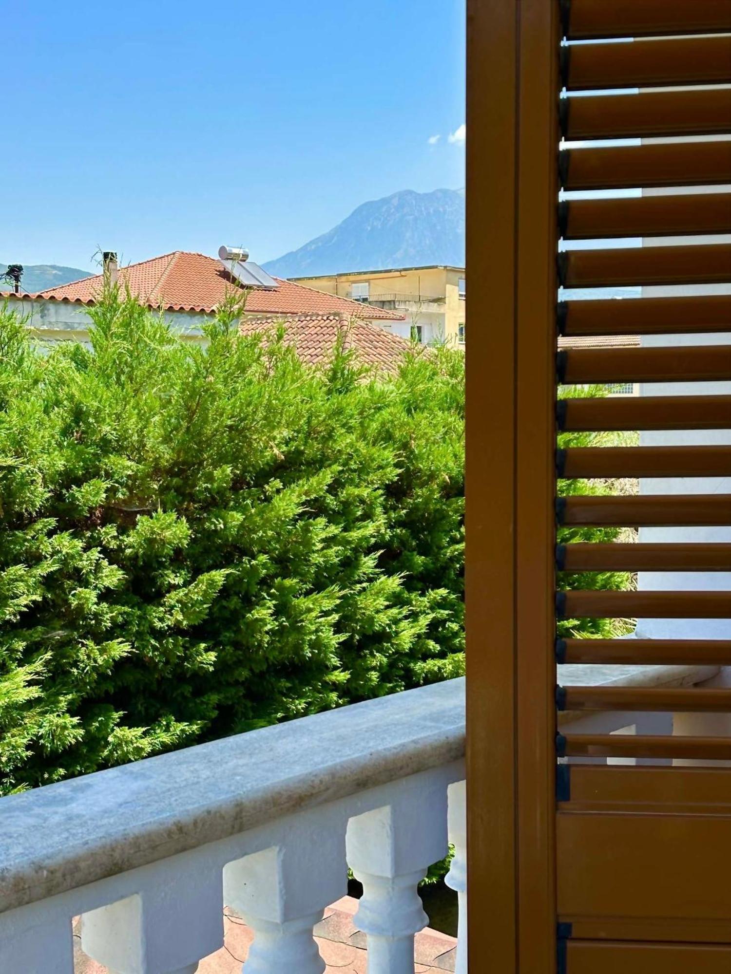 Guest House Pulake 베라트 외부 사진