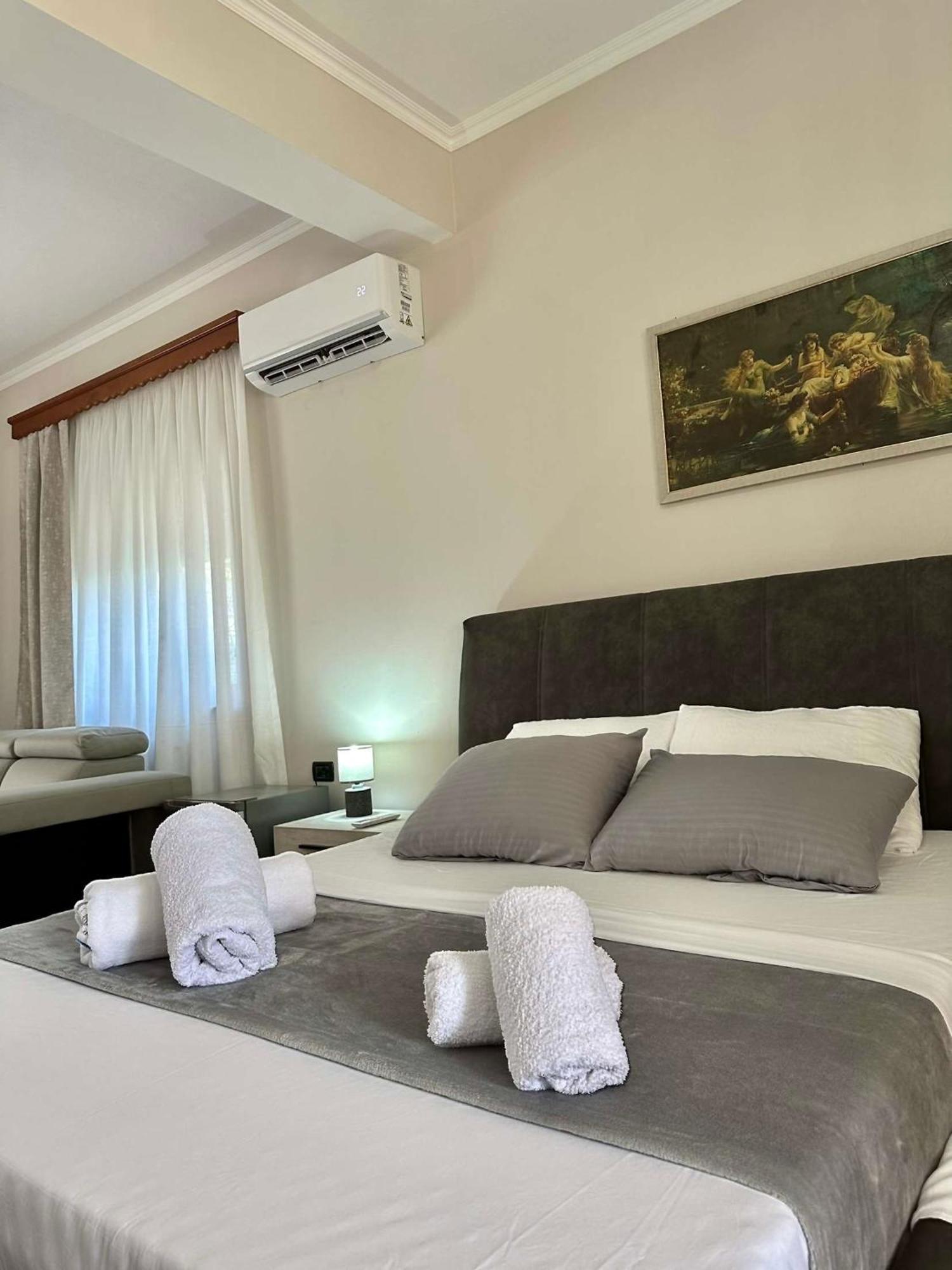 Guest House Pulake 베라트 외부 사진