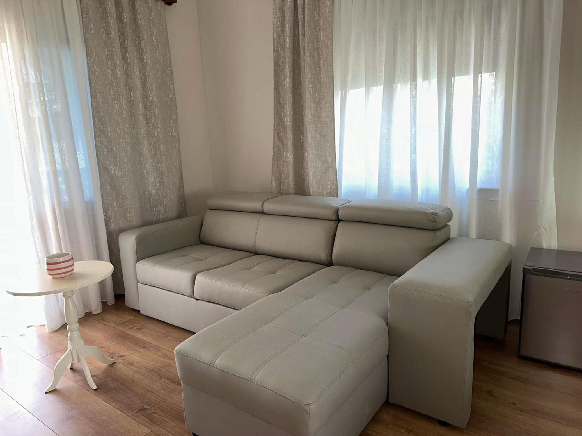 Guest House Pulake 베라트 외부 사진