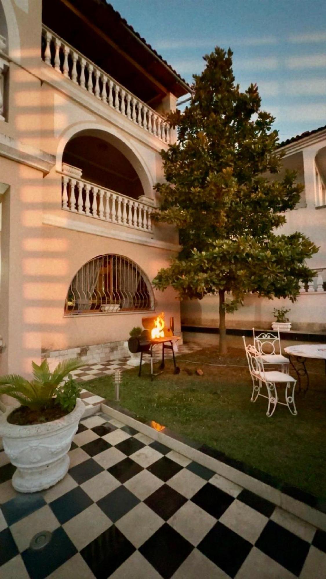 Guest House Pulake 베라트 외부 사진