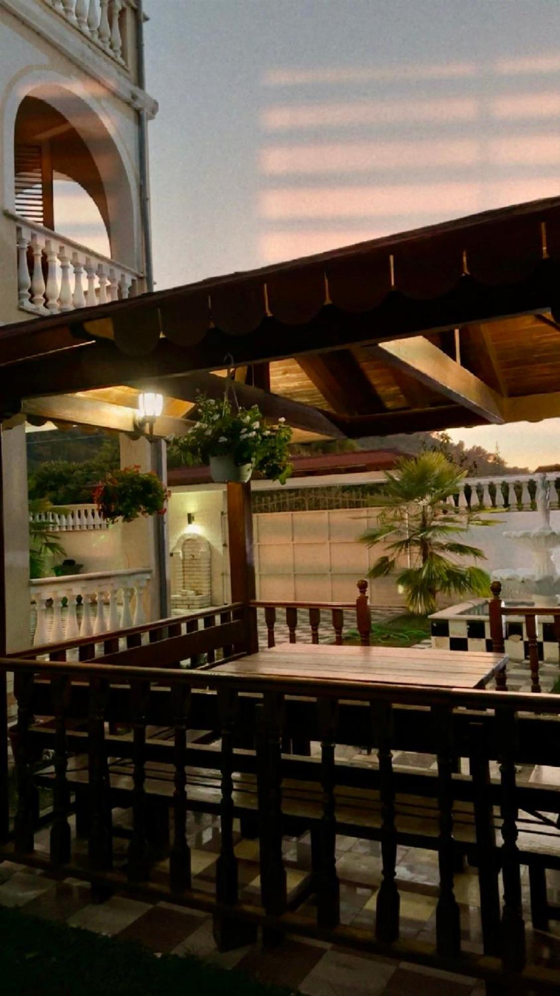 Guest House Pulake 베라트 외부 사진