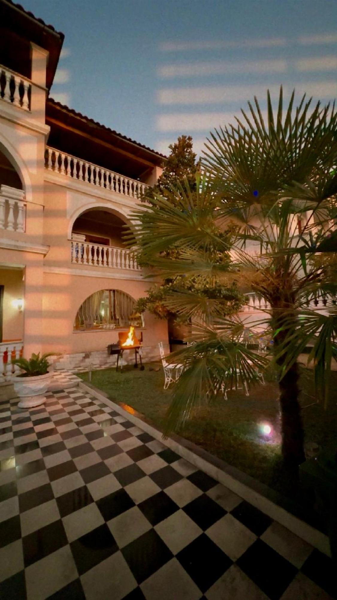 Guest House Pulake 베라트 외부 사진