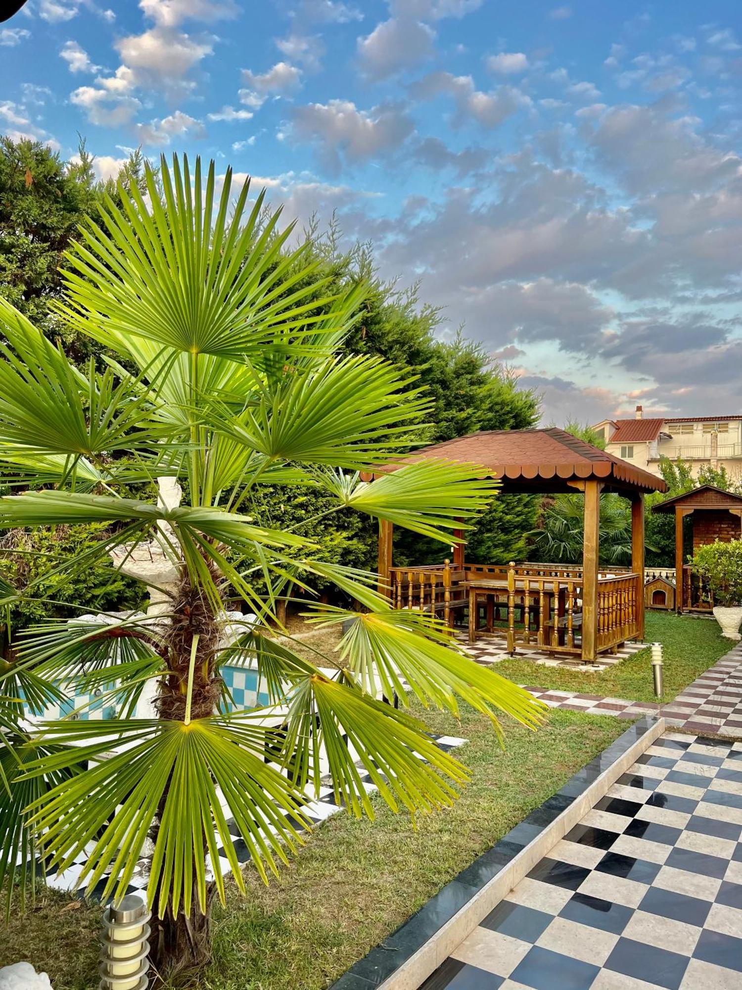 Guest House Pulake 베라트 외부 사진