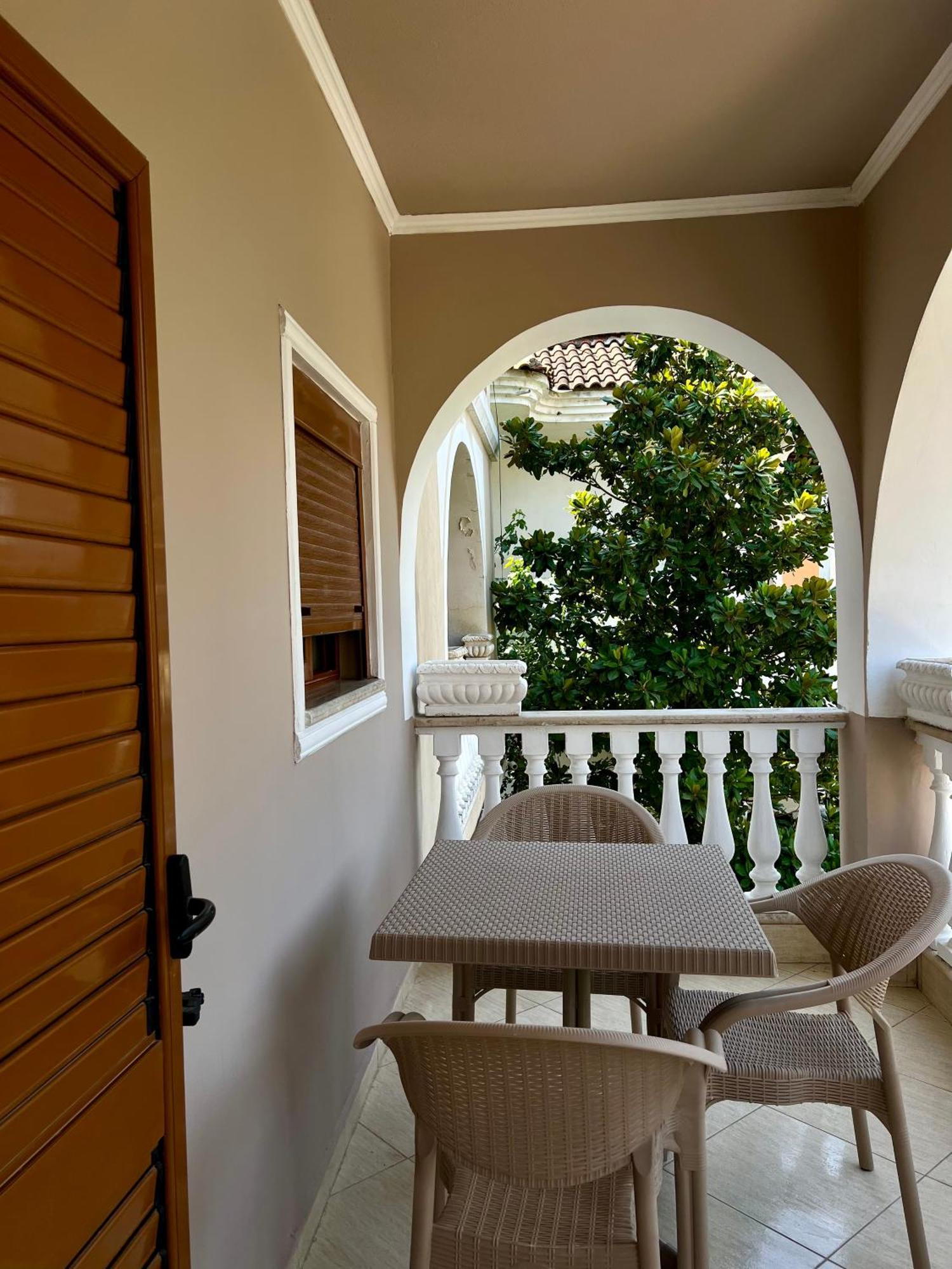 Guest House Pulake 베라트 외부 사진