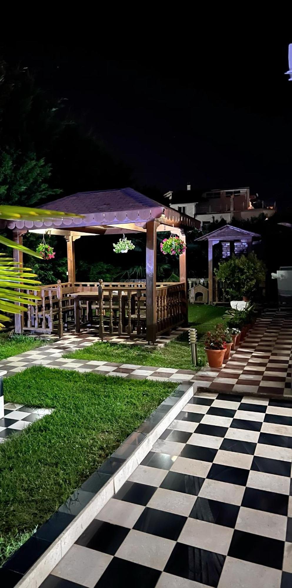 Guest House Pulake 베라트 외부 사진