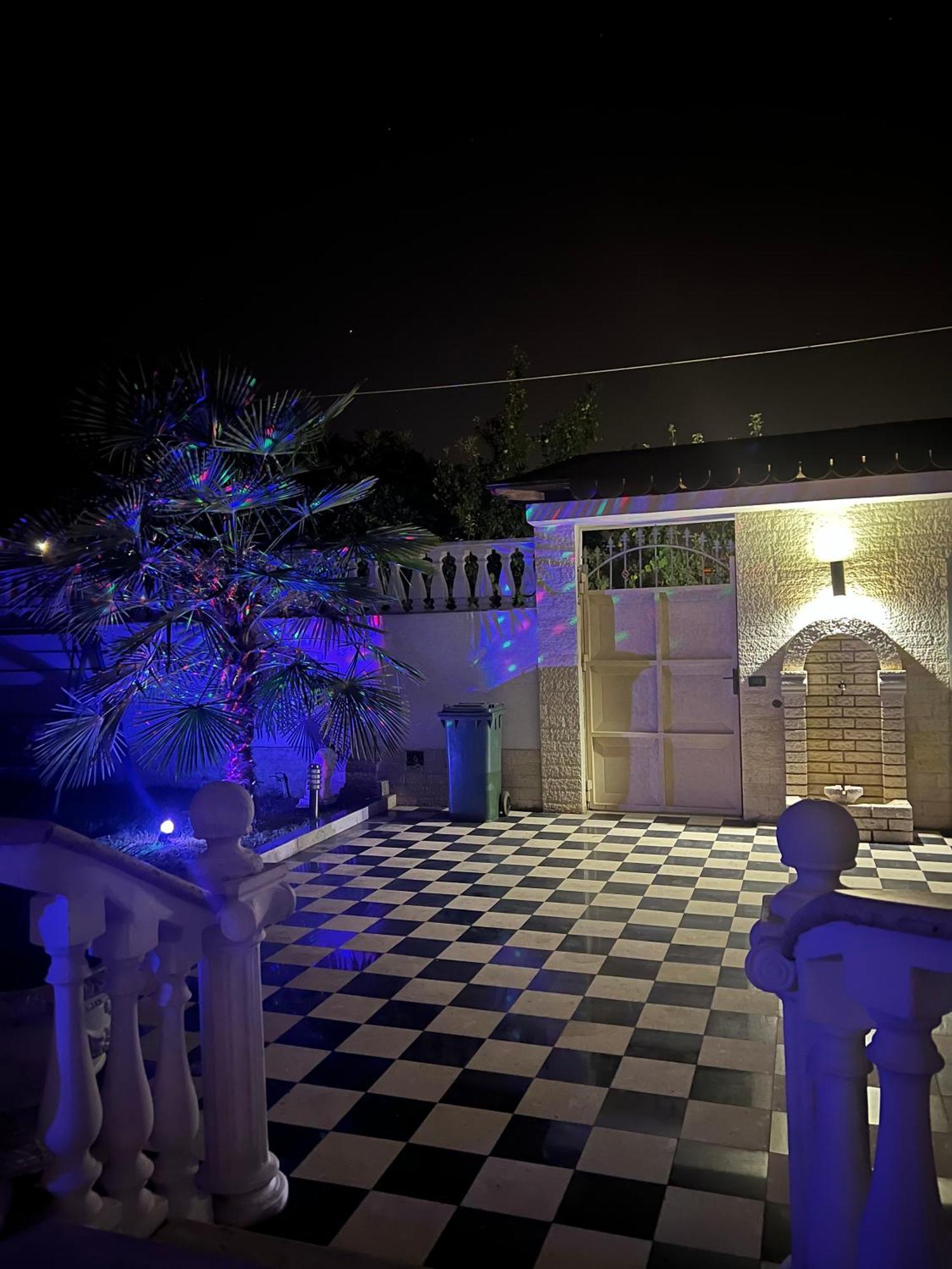 Guest House Pulake 베라트 외부 사진