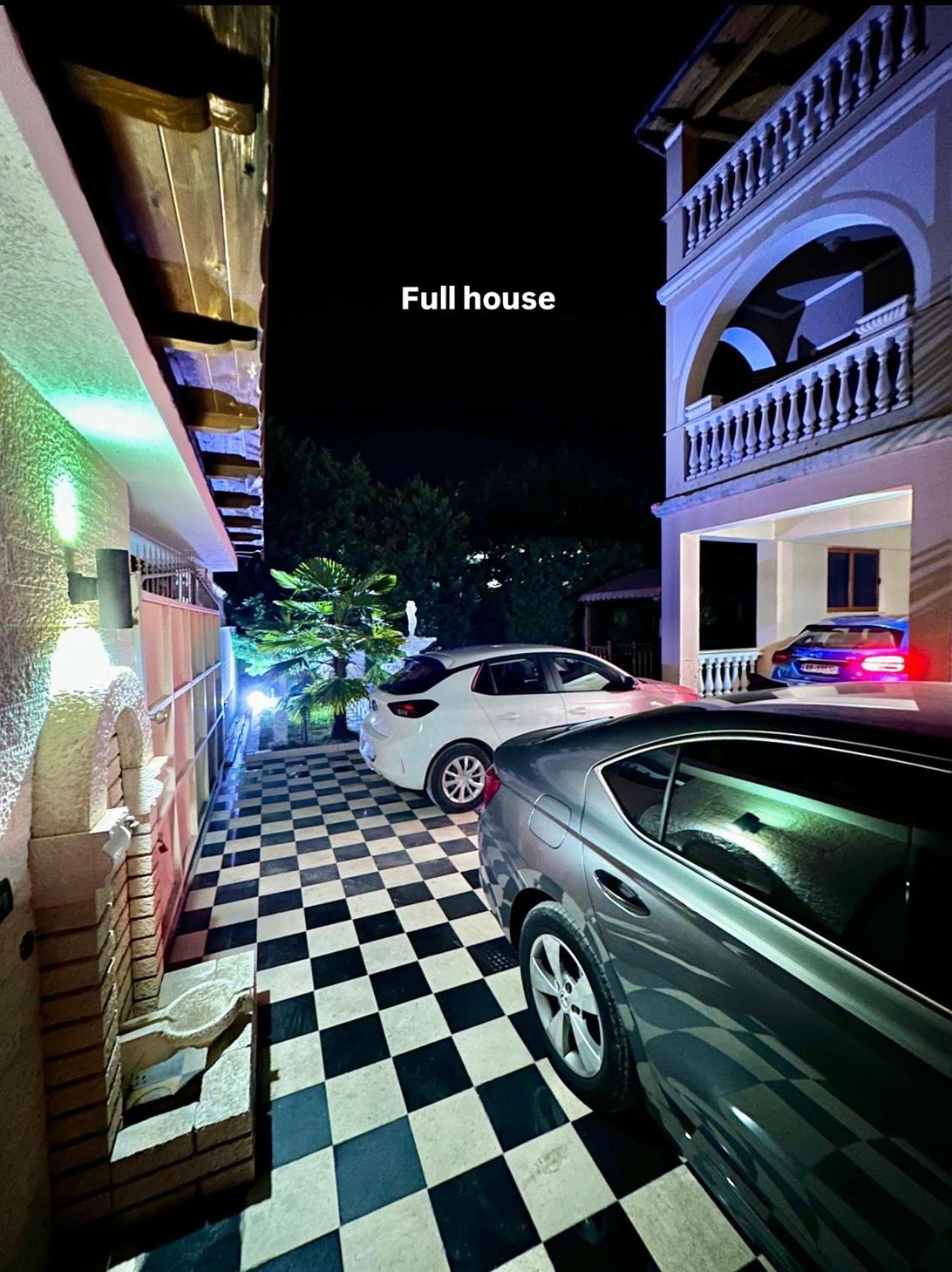 Guest House Pulake 베라트 외부 사진